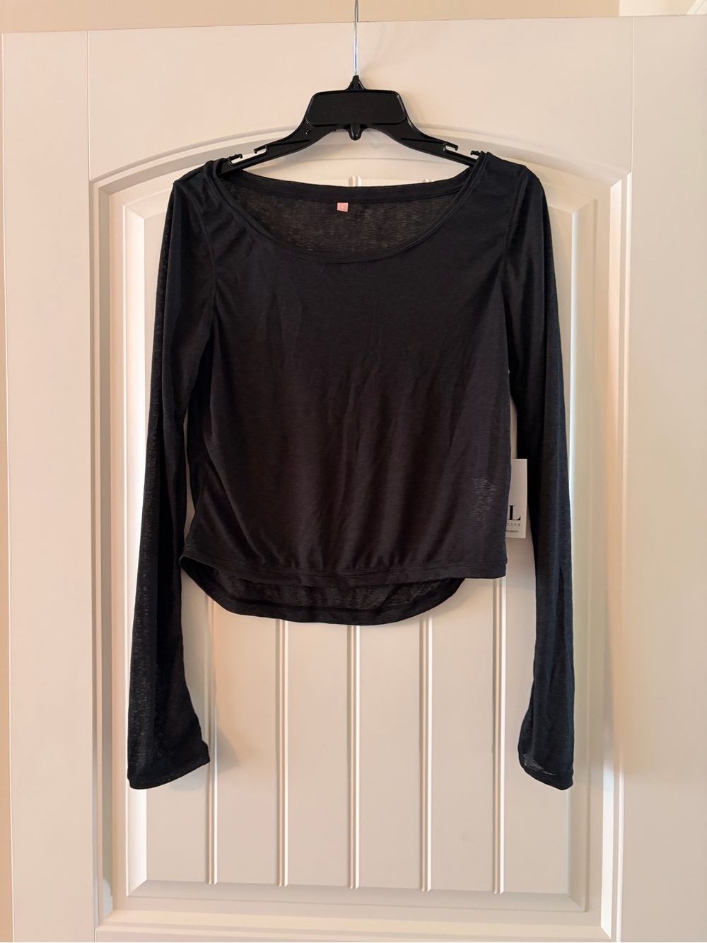Women's Black Long-Sleeve Scoop Neck Tee